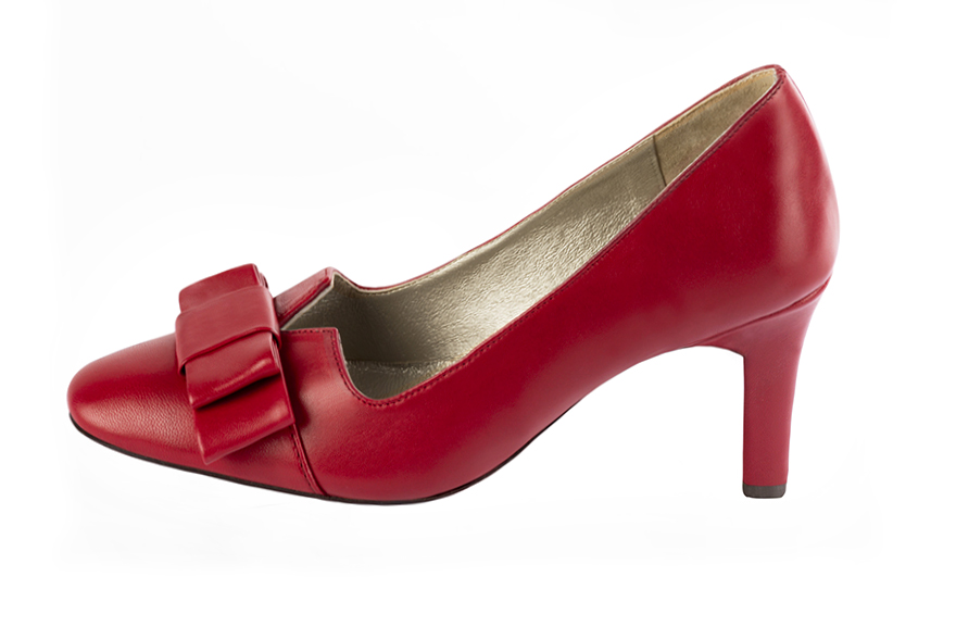 Cardinal red women's dress pumps, with a knot on the front. Round toe. High kitten heels. Profile view - Florence KOOIJMAN